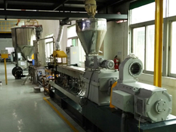 雄聚車(chē)間生產(chǎn)線(xiàn)